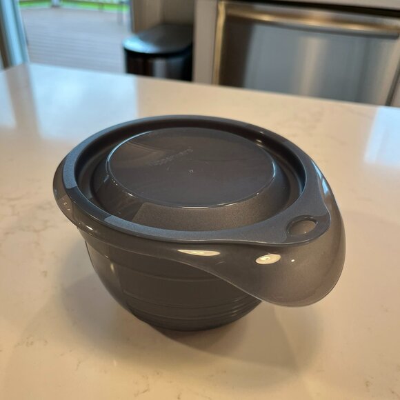 New Never Used Tupperware Mixing Bowls and Measuring Cup Set - Picture 10 of 16